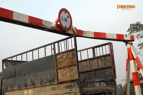 Nhiều xe có kích thước thùng cao sát bằng barie nhưng vẫn cố tình vượt qua khiến barie bị hỏng, cong queo