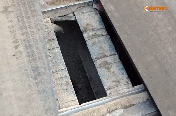 Những tấm sắt trên mặt cầu đã sắp hỏng, thậm chí nhiều chỗ còn bị gãy nát từng đoạn dài. Các khe sắt thì giãn ra giống như “cái bẫy chết người” rình rập mọi người qua đây.