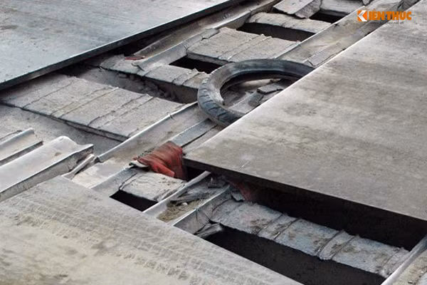 Cầu Chiếc được thiết kế xây dựng với chiều dài khoảng 20m, rộng 6m với hai chân trụ nằm ở giữa. Năm 2010, cầu được tu bổ hàn những tấm sắt và thép trên mặt cầu nhằm đảm bảo an toàn cho người dân. Tuy nhiên, theo người dân địa phương, do lượng phương tiện tham gia giao thông trên cầu Chiếc quá đông, lại phần lớn là ô tô tải trọng nặng nên cầu nhanh chóng xuống cấp và hư hỏng.