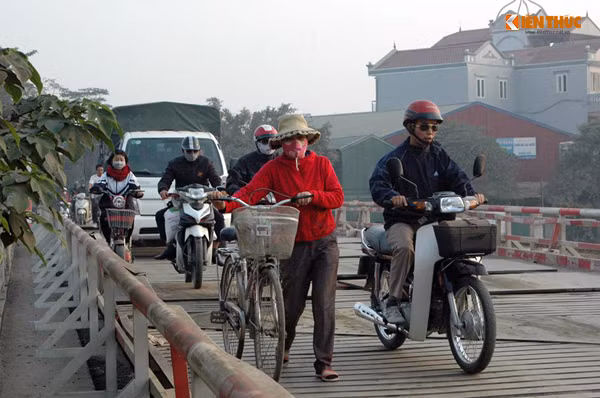 Một số người đi xe đạp đành phải dắt bộ vì chỉ cần sơ sẩy một chút, vướng vào các "bẫy" trên bề mặt cầu là tai nạn ập đến bất cứ lúc nào.