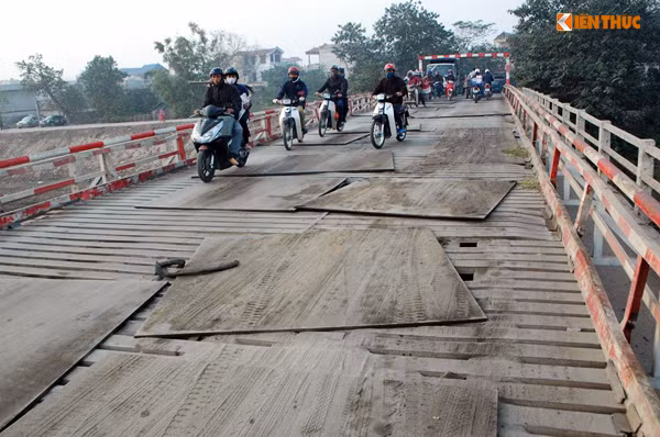 Mọi người di chuyển qua cầu Chiếc phải đi rất chậm, tốc độ "rùa bò" vì còn vướng phải những miếng sắt dày nhấp nhô trên bề mặt cầu.