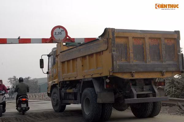 Ô tô có trọng tải lớn vẫn ngày ngày chạy ầm ầm qua cây cầu xuống cấp.