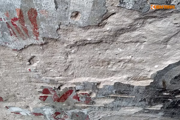 Những mảng tường nhà số 35 bắt đầu rơi vỡ.