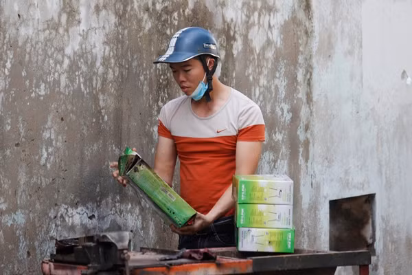 Công nhân đi vòng quanh bên ngoài tìm kiếm và thu dọn những thiết bị còn lại chưa bị lửa đốt cháy.