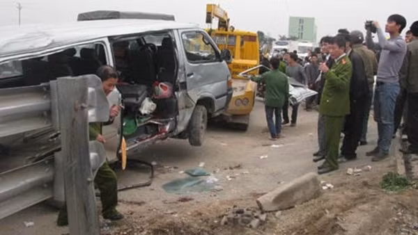  Tàu hỏa đâm xe khách làm 9 người chết thảm. Lúc 15h10 ngày 30/3/2016, tàu hỏa SE8 chạy theo chiều Nam - Bắc di chuyển đến Km18+800 (thuộc thị trấn Tía, huyện Thường Tín, TP Hà Nội) bất ngờ đâm thẳng vào xe khách mang BKS 20L- 4564 đi từ đường thôn Đình Tổ (xã Mễ Sơn, huyện Thường Tín) ra Quốc lộ 1A cũ, thời điểm xe chở theo 21 người.