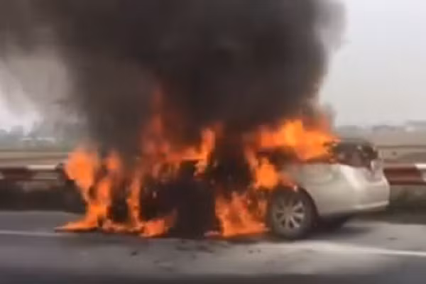 Ha Noi: O to chay du doi tren cao toc Phap Van-Cau Gie