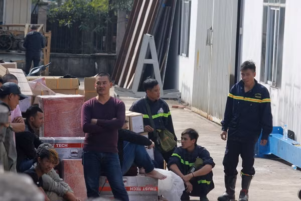 Dù mệt mỏi sau nhiều giờ chiến đấu với "giặc" lửa nhưng cảnh sát vẫn cùng công nhân nhanh chóng đưa các thiết bị, hàng hóa ít bị hư hỏng ra bên ngoài.