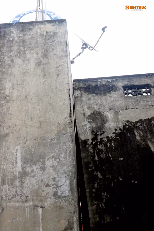 Nhà số 35 tựa hẳn vào nhà số 41, và xuất hiện thêm những vết nứt trên đỉnh.