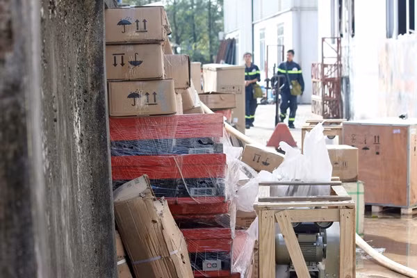 Những thiết bị, đồ gỗ may mắn được chuyển nhanh khỏi nhà xưởng trước khi bị cháy.