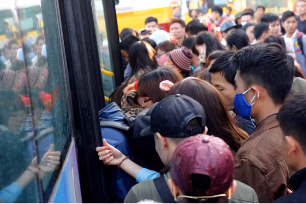 Do suốt ruột sợ không kịp thời gian bắt xe về quê nên nhiều người chen chúc nhau lên xe bus miễn phí.