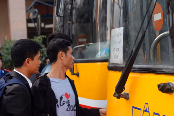 Trước sự việc, ban quản lý bến xe khách Mỹ Đình phối hợp cùng bến xe Giáp Bát và các lực lượng chức năng kết hợp vận chuyển toàn bộ hành khách "bị bỏ rơi" về bến xe Giáp Bát bằng xe buýt miễn phí.