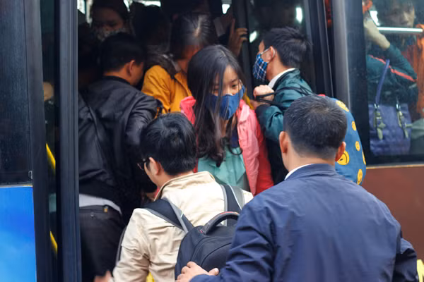 Một số khách nữ không chịu được cảnh ngột ngạt, đông đúc nên phải bước xuống khỏi xe bus.