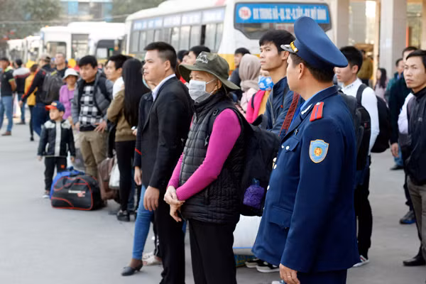 Hành khách tập trung đông đúc ở phía sân trước bến xe Mỹ Đình chờ lên xe bus miễn phí xuống Giáp Bát, Nước Ngầm bắt xe khách về quê.