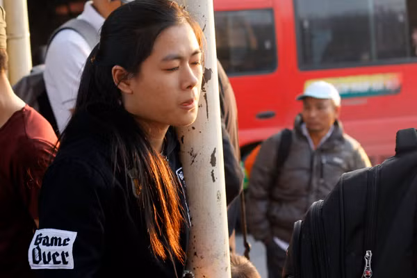 Ghi nhận của PV Kiến Thức chiều cùng ngày, tại các điểm xe chạy tuyến Mỹ Đình - Ninh Bình, Nam Định, Thái Bình... (ngược lại) nhiều nhà xe đã rời khỏi bến từ lâu. Trong khi đó, các hành khách vẫn ùn ùn kéo nhau đến với hy vọng được xe quen thuộc sẽ đến chở về quê nghỉ Tết dương lịch.