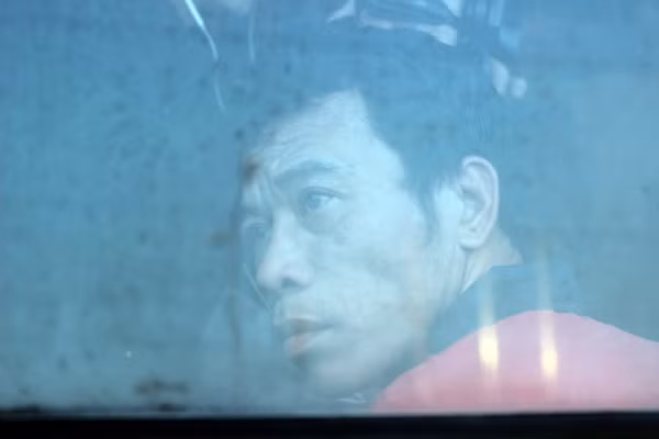 Dù đã lên được xe bus miễn phí nhưng đôi mắt của anh Phòng vẫn đỏ hoe vì sợ không kịp bắt chuyến xe về quê ăn Tết dương lịch cùng vợ con sau quãng thời gian đi làm ăn xa nhà.