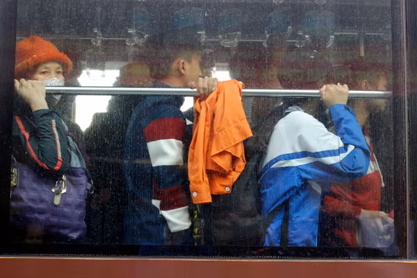 Dù rất đông hành khách nhưng các lực lượng chức năng vẫn cố gắng sắp xếp cho khách lên xe, không bỏ ai lại.