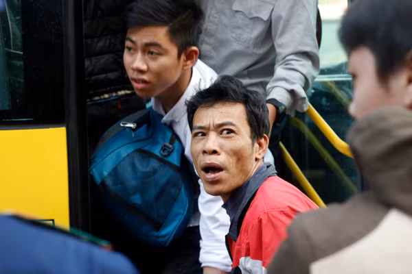 Anh Hà Văn Phòng (áo đỏ, Thái Bình) méo mó, kể lại: Tôi lên Yên Bái làm thuê, đi xe từ Yên Bái xuống bến xe Mỹ Đình để bắt xe về quê nhưng đến đây các nhân viên bán vé bảo không có xe chạy làm tôi ngớ người. Tôi phải đợi ở bến Mỹ Đình nhiều tiếng đồng hồ mới biết có xe bus miễn phí chở xuống các bến xe khác...".