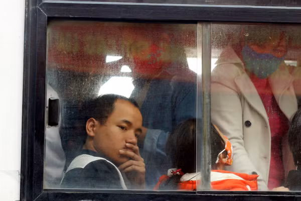 Tâm trạng mệt mỏi, thất vọng, bức xúc hiện rõ trên khuôn mặt các hành khách sau khi bị một số nhà xe "bỏ rơi" ở Mỹ Đình.