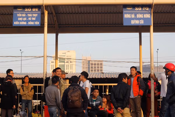 Như Kiến Thức đã đưa tin, sáng ngày 30/12, do bị điều chuyển tuyến nên một số nhà xe ở bến Mỹ Đình (Hà Nội) chạy tuyến Nghệ An, Hà Tĩnh, Thái Bình, Nam Định, Ninh Bình... đã rủ nhau không chở khách dù đã rời khỏi bến. Theo các nhà xe, việc điều chuyển tuyến là quá đột ngột, không có quy hoạch và lộ trình, hơn nữa đây cũng là thời điểm cận Tết nên khiến công việc kinh doanh của họ bị đảo lộn nên mới không chở khách.