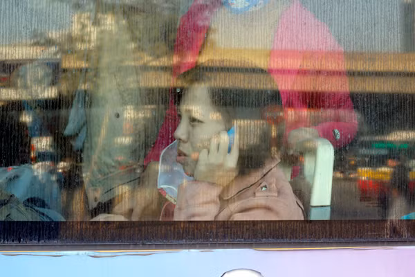 Người phụ nữ gọi điện thông báo cho người nhà đang trên đường về.