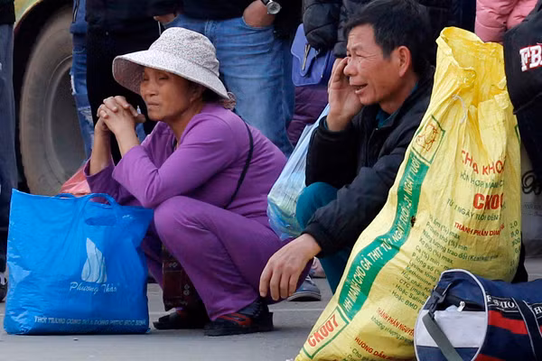 Nhiều hành khách lớn tuổi mệt mỏi sau khi chen chúc trên xe bus mới đến bến xe Mỹ Đình, nhưng đến nơi xe khách lại không chở họ đành méo mặt, khổ sở đi bus miễn phí quay xuống Giáp Bát, bến xe Nước Ngầm.