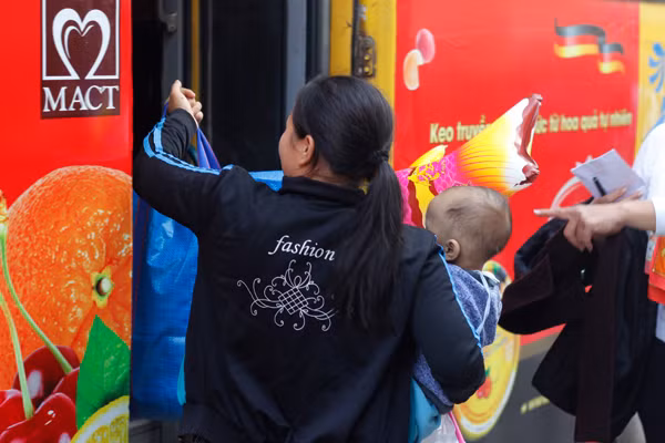 Tay bế con, chân chạy thật nhanh lên xe bus miễn phí.