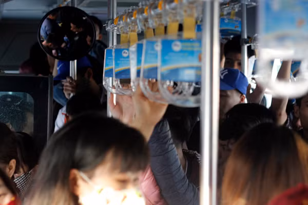 Các lượt xe bus miễn phí chở khách từ Mỹ Đình xuống Giáp Bát, Nước Ngầm đều rất đông.