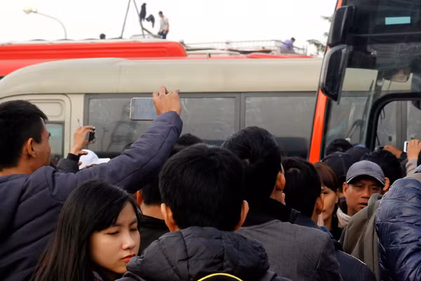 Trong khi đó, một nhà xe chạy tuyến Mỹ Đình – Nghệ An cho hay: "Nhà xe chúng tôi chạy tuyến Mỹ Đình - Nghệ An (ngược lại) đã hàng chục năm và hầu như quen bến, quen khách nhưng từ 2/1/2017 xe phải điều chuyển xuống bến Nước Ngầm (Hà Nội). Hơn nữa Tết đến gần rồi, chuyển như thế chúng tôi biết làm ăn thế nào?".