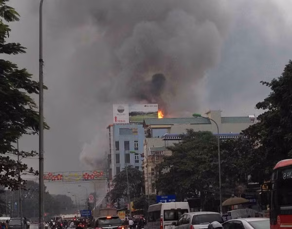 Theo một số nhân chứng, ngọn lửa bùng phát từ một shop quần áo nằm bên trong chợ Xuân Mai và phía sau siêu thị 6 tầng. Ngay sau đó, lửa bốc cháy dữ dội rồi bén sang siêu thị điện máy cùng một số quầy hàng khác.