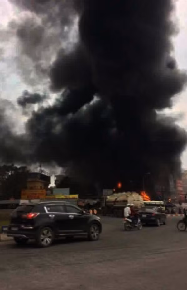 Ngọn lửa bốc cháy ngùn ngụt đỏ rực, khói đen bay mịt mù xung quanh khu vực và đứng từ xa vẫn có thể quan sát được.