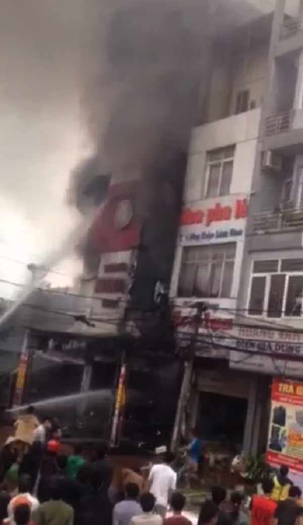 Tiếp nhận thông tin lực lượng PCCC đã huy động xe chuyên dụng đến hiện trường cùng xe nước môi trường và hàng chục cán bộ khẩn trương dập lửa. Đến 8h30 sáng ngọn lửa cơ bản được khống chế nhưng gây thiệt hại nặng nề về tài sản. Hiện nguyên nhân xảy ra vụ cháy đang được điều tra, làm rõ.