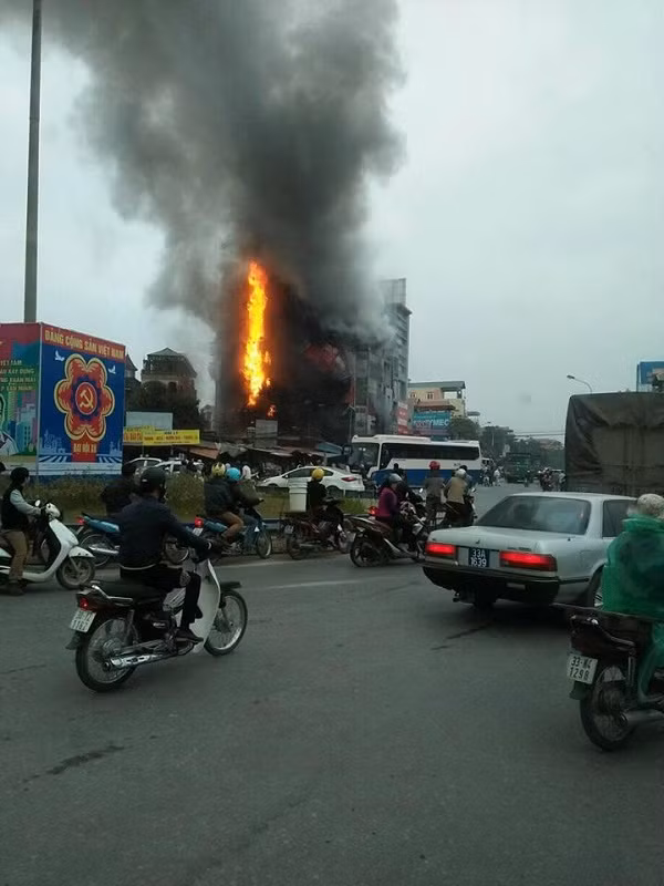 Giao thông tại khu vực hỗn loạn do người đi đường hiếu kỳ dừng lại để xem hỏa hoạn.