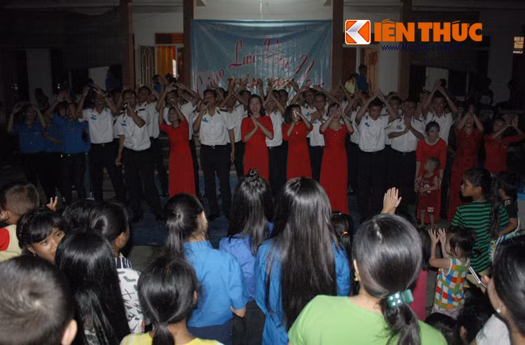 Đêm chia tay đơn sơ mà nồng ấm. Không có sân khấu lớn, các thiết bị ánh sáng, âm thanh thiếu thốn nhưng tình cảm và tấm lòng những người lính biển tình nguyện luôn cháy sáng trên cao nguyên bao la.