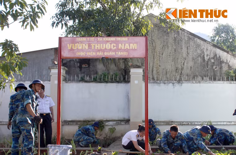 Học viên Học viện Hải quân xây dựng vườn thuốc nam cho Trạm Y tế xã Khánh Trung. Trước đó, một số dụng cụ y tế như các thiết bị tiểu phẫu, bộ ngũ quan… cũng được Học viện Hải quân hỗ trợ cho địa phương này.