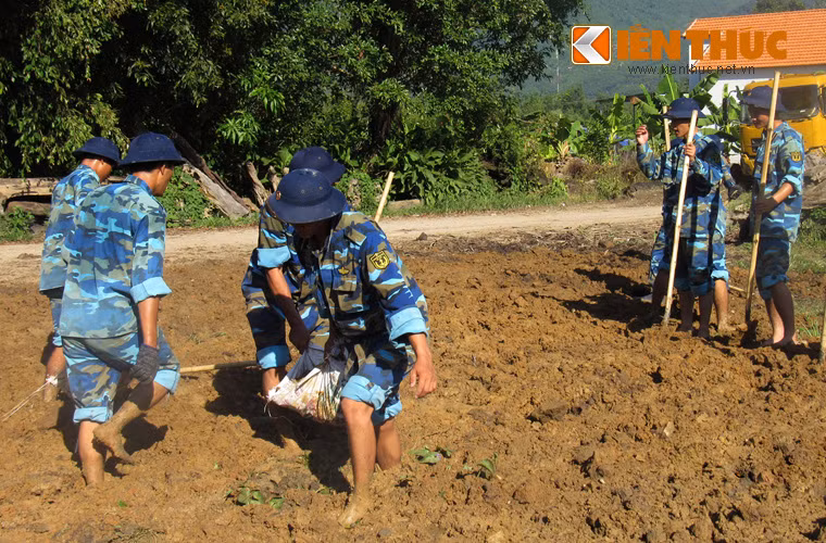 Sân sinh hoạt cộng đồng diện tích hơn 1.500m2 được những người lính hải quân phát quang, san lấp nhằm tạo điểm vui chơi, giải trí cho bà con địa phương nơi đây.