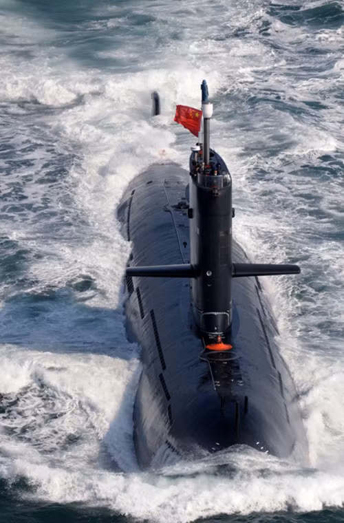 Được chế tạo và trang bị chiếc đầu tiên năm 1998, tàu ngầm Type 039 từng là bí mật quân sự của Hải quân Trung Quốc. Một phần bởi vì nó là chiếc tàu ngầm đầu tiên do Trung Quốc chế tạo sử dụng kiểu thân hình giọt nước (teardrop) và trang bị công nghệ hải quân nội địa tuyệt mật của Bắc Kinh. Tuy nhiên, gần đây truyền hình Trung Quốc bất ngờ được tiếp cận và đăng công khai những hình ảnh bên trong tàu ngầm Type 039. Thông thường thì người ta “giấu tiệt” nội thất tàu ngầm, hiếm khi để lộ. Nguồn ảnh: navy.81.cn