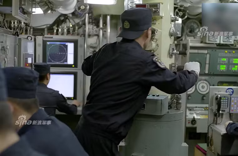 Mặc dù chưa tham gia thực chiến bao giờ, nhưng mức độ hiện đại đi kèm với sự nguy hiểm của Type 039 đã được chính Hải quân Mỹ xác nhận. Ngày 26/10/2006, một tàu ngầm Type 039 bị tiêm kích F/A-18C phát hiện nằm trong phạm vi 5 hải lý (9km) gần tàu sân bay USS Kitty Hawk của Hải quân Mỹ đang hoạt động trên biển Hoa Đông. Việc vào gần tới như vậy mới bị phát hiện chứng tỏ “không thể giỡn” với tàu ngầm Type 039. Nguồn ảnh: Sina