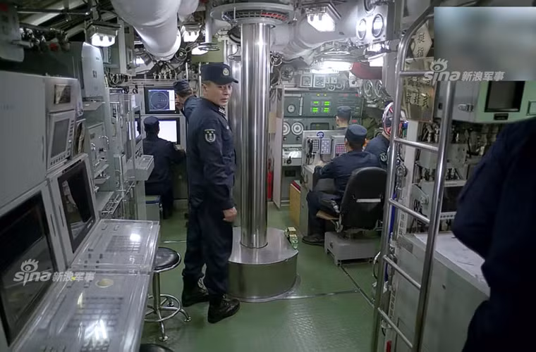 Trong ảnh có lẽ là khoang điều hành – chỉ huy của tàu ngầm tấn công Type 039 (NATO gọi là lớp Tống). Trang bị trông có vẻ rất hiện đại, có thể thấy nhiều cụm điều khiển lắp các màn hình LCD màu. Nguồn ảnh: Sina