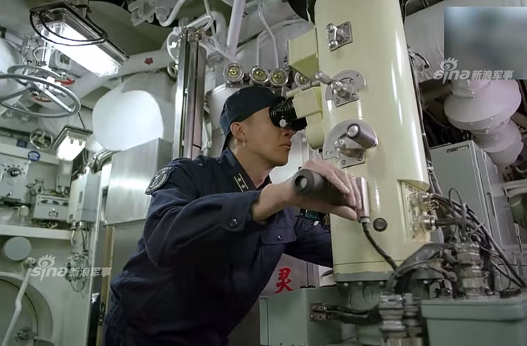 Hệ thống kính tiềm vọng trong tàu ngầm Type 039. Nguồn ảnh: Sina