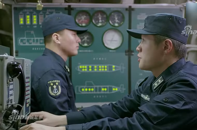 Theo một số nguồn tin, tàu ngầm Type 039 được trang bị hệ thống sonar làm theo mẫu Thomson-CSF TSM-2233 của Pháp. Loại sonar này có khả năng theo dõi 4-12 mục tiêu tùy theo chức năng sử dụng. Để tăng cường khả năng tìm kiếm thụ động, sonar tần số thấp được thiết kế theo mẫu TSM-2255 của Pháp gắn ở thân tàu, có phạm vị hoạt động tối đa vượt trên 30km, theo dõi đồng thời 4 mục tiêu. Nguồn ảnh: Sina