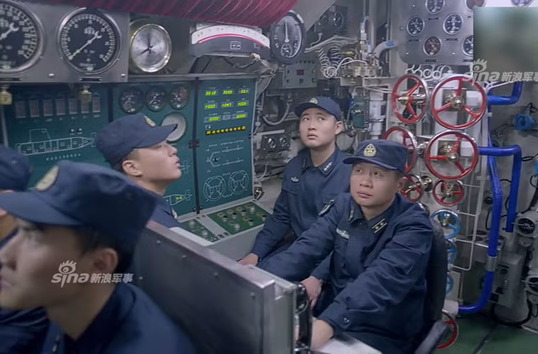 Type 039 do nhà máy đóng tàu Vũ Hán và Giang Nam thay nhau sản xuất. Nó có lượng giãn nước ước tính 2.250 tấn khi lặn, dài 74,9m, rộng 8,4m, mớn nước 5,3m. Thủy thủ đoàn tàu ngầm khoảng 60 người. Nguồn ảnh: Sina