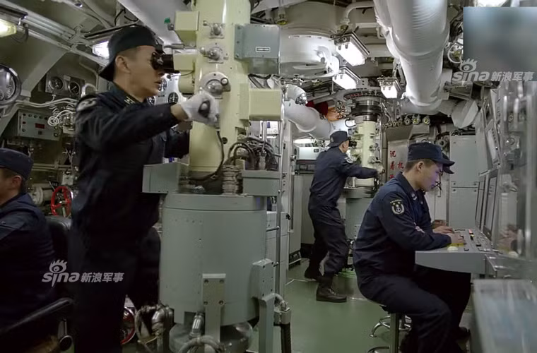 Về vũ khí, tàu ngầm Type 039 được trang bị 6 ống phóng ngư lôi 533mm cho phép triển khai các ngư lôi hạng nặng Yu-4 (tốc độ 74km/h, tầm bắn mục tiêu mặt nước 15km) hoặc ngư lôi dẫn đường qua dây chống tàu ngầm Yu-6 và tên lwuar hành trình YJ-8 (tầm bắn 80km). Nguồn ảnh: Sina