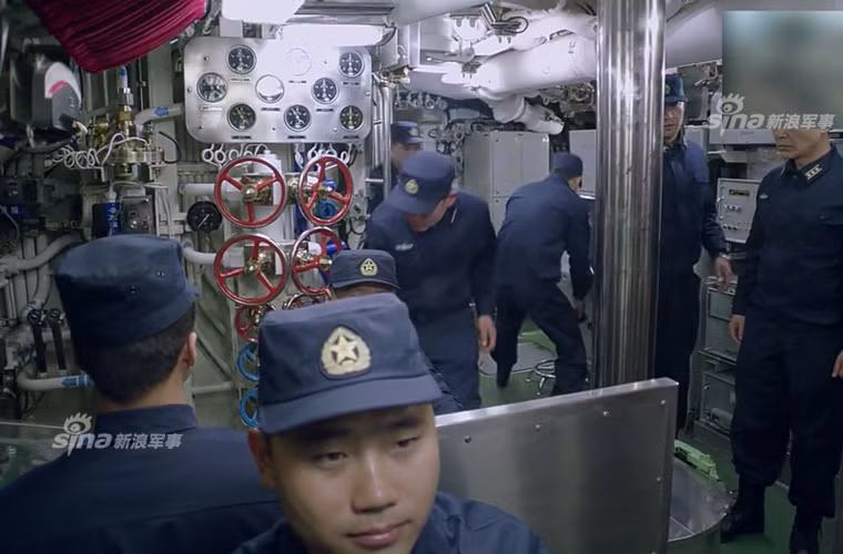 Type 039 cũng là tàu ngầm đầu tiên của Trung Quốc tích hợp khí tài trinh sát vô tuyến tàu ngầm SRW209 hoạt động ở tần số S-Ku. SRW209 vận hành hoàn toàn tự động, có thể hoạt động chỉ cần một thủy thủ duy nhất ngồi trên bàn điều khiển với màn hình màu CRT hoặc LCD hoặc liên kết với hệ thống dữ liệu chiến đấu, có khả năng theo dõi nhiều mục tiêu. Nguồn ảnh: Sina