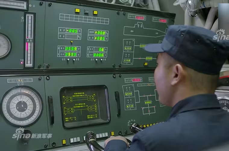 Tất cả các máy móc trên tàu ngầm Type 039 dường như đều được sản xuất ở Trung Quốc với những dòng chữ chú thích bằng tiếng Trung. Nguồn ảnh: Sina