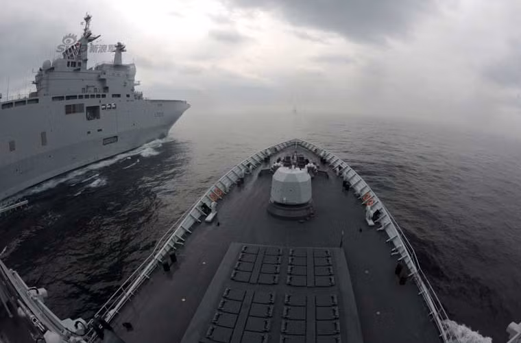 Tàu đổ bộ Mistral chạy song song với tàu hộ vệ tên lửa Type 054A của Trung Quốc.