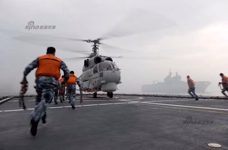 Trong ảnh, trực thăng săn ngầm Ka-28 hạ cánh trên tàu hộ vệ Type 054A của Trung Quốc.