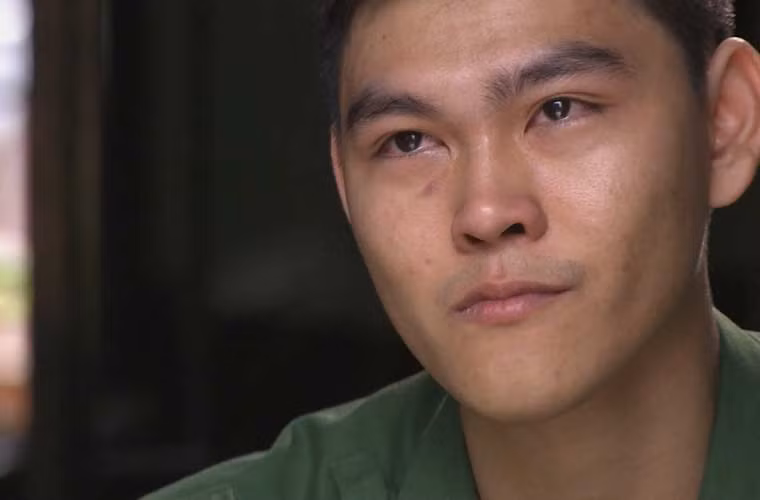 Giọt nước mắt lăn dài trên má anh tân binh (Lữ đoàn pháo binh 45) vì nhớ nhà, nhớ cha mẹ. Nhưng rồi chỉ vài tháng nữa thôi, chiến sĩ này chắc chắn sẽ trở thành một pháo thủ rắn rỏi, xứng danh bộ đội binh chủng “chân đồng, vai sắt”. Ảnh: Sống trong quân ngũ/QPVN