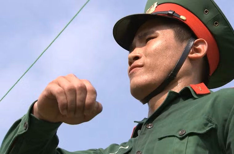 Với người chiến sĩ Quân đội Nhân dân Việt Nam anh hùng, mọi bài huấn luyện được tập cho tới khi nào trở nên thuần thục bất kể nắng, mưa. Ảnh: Sống trong quân ngũ/QPVN