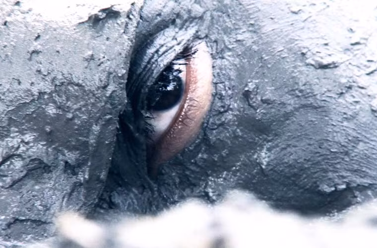 Ngụy trang là một trong những kĩ năng sống còn với người lính đặc công luôn phải “lấy ít địch nhiều”. Ảnh: Sống trong quân ngũ/QPVN