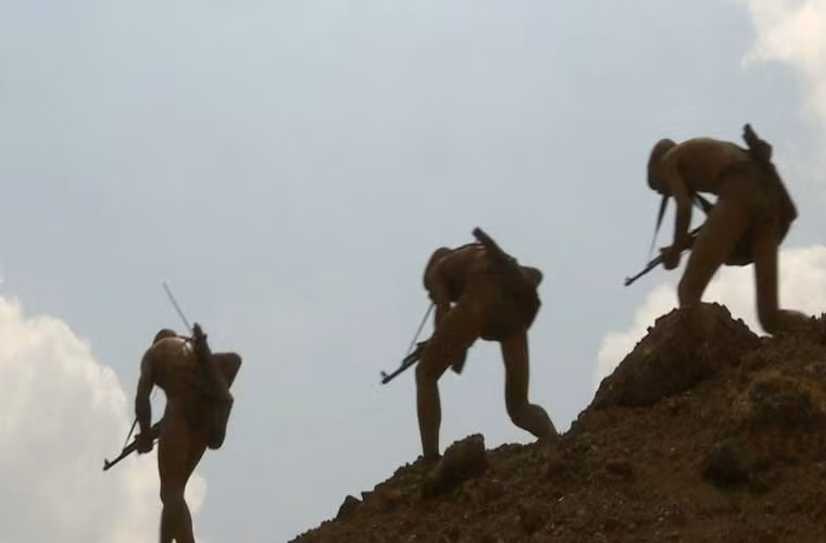 Binh chủng Đặc công là binh chủng chiến đấu đặc biệt tinh nhuệ của Quân đội Nhân dân Việt Nam, do Bộ Tổng Tham mưu trực tiếp quản lý, chỉ đạo. Đây là một lực lượng đặc biệt tinh nhuệ được tổ chức, trang bị và huấn luyện đặc biệt, có phương pháp tác chiến linh hoạt, táo bạo, bất ngờ, thường dùng để đánh các mục tiêu hiểm yếu nằm sâu trong đội hình chiến đấu, bố trí chiến dịch và hậu phương của địch. Ảnh: Sống trong quân ngũ/QPVN